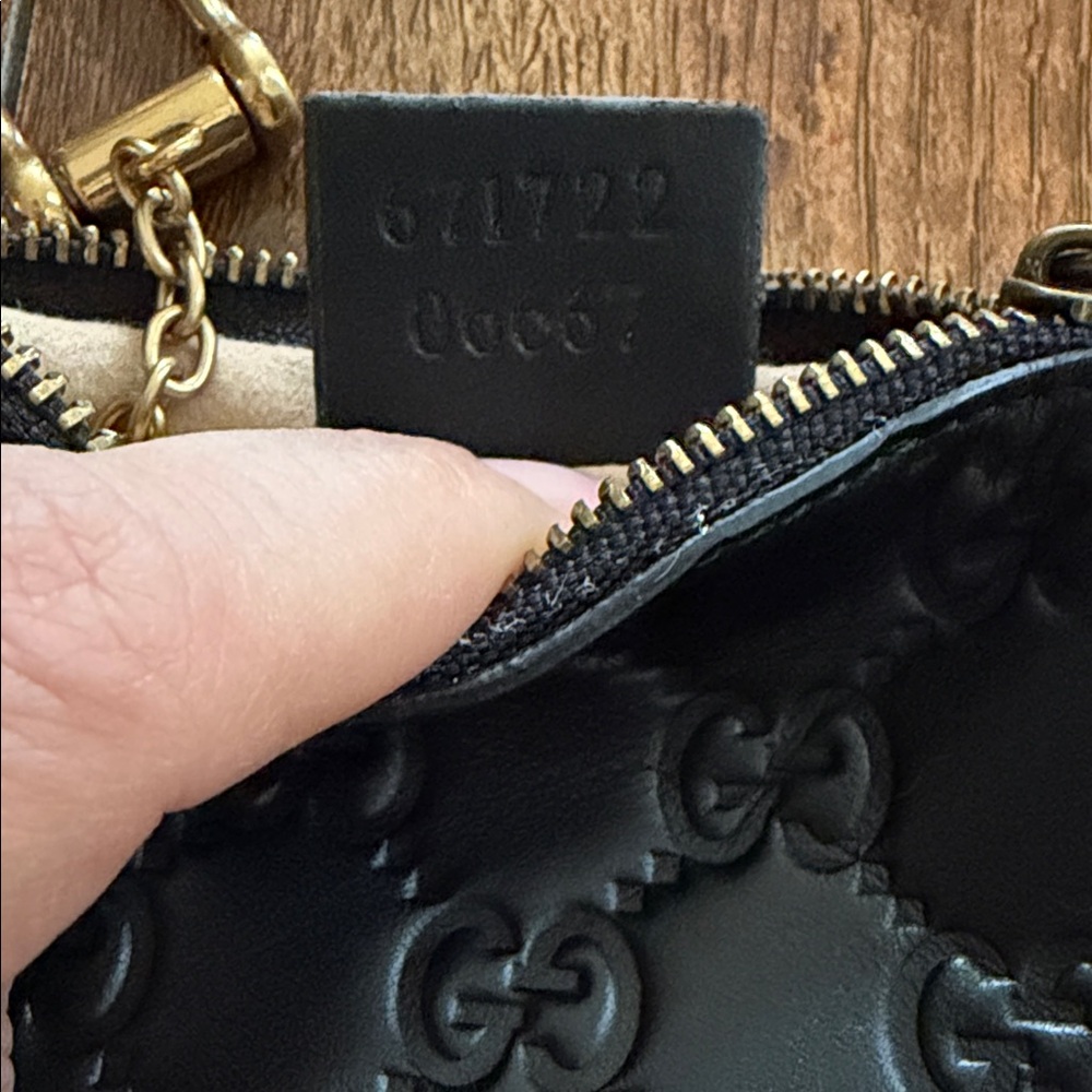 Gucci Black Embossed Leather Key Holder - Picture 4 of 7